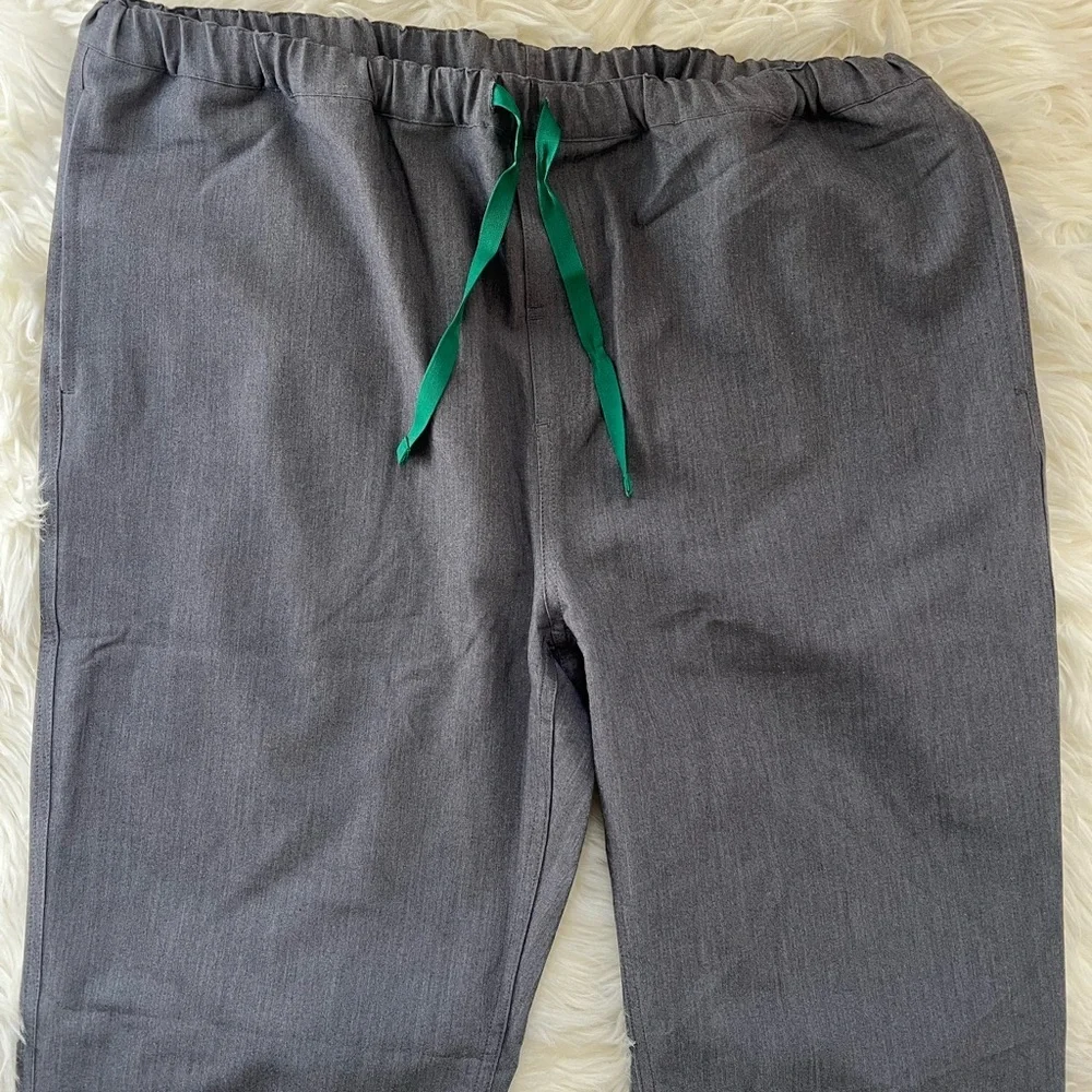 Figs Men’s Pisco Scrub Pants in Gray with Green Drawstring